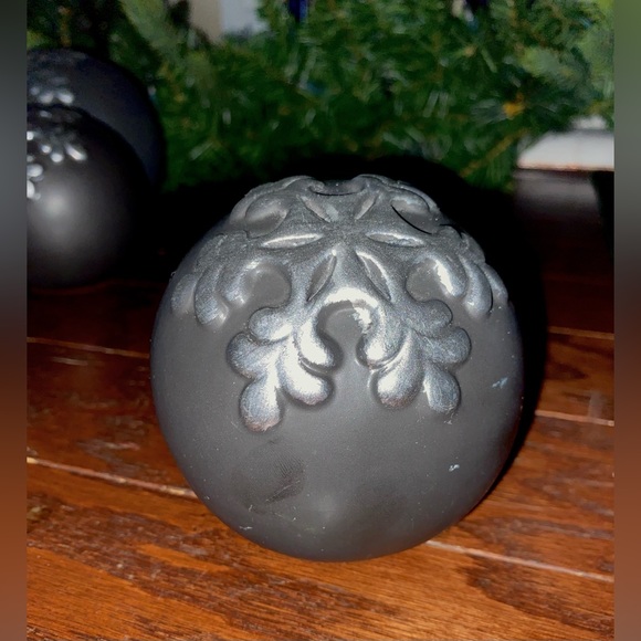 Christmas Ceramic Set of 
Snow Painted Black Decorative 5 Orbs and Silver Plate - Picture 6 of 12